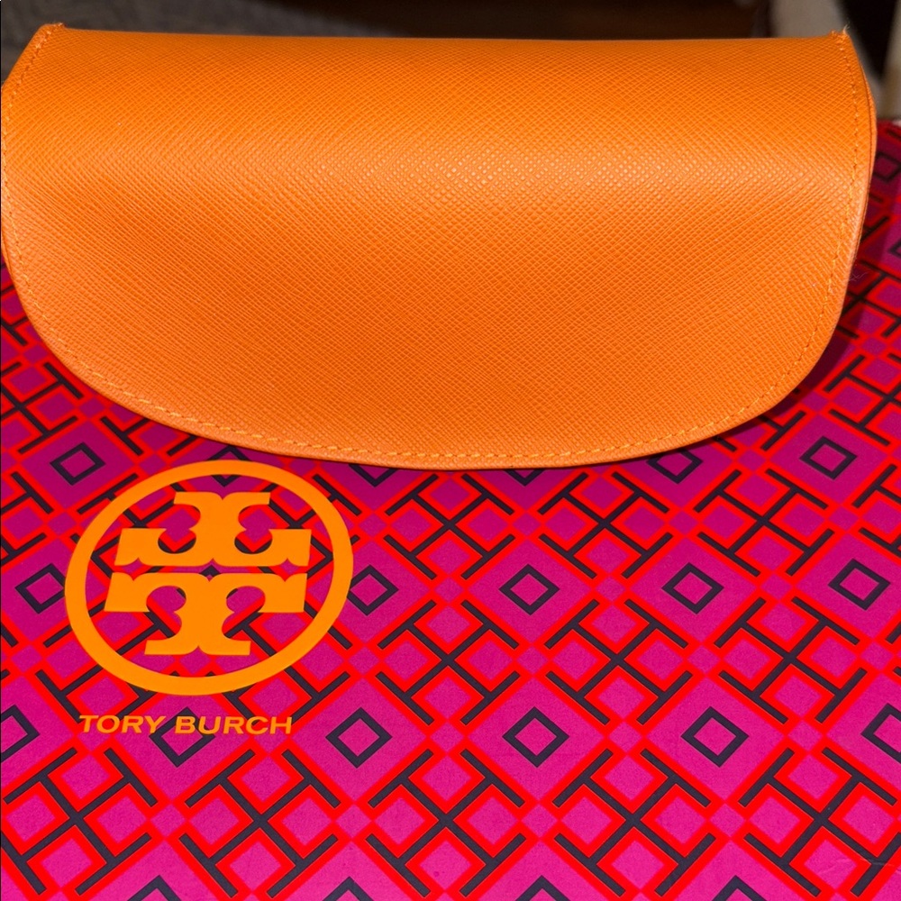 Beautiful Tory Burch Oversized Sunnies w/
metal and stunning purple accents 🩷 - Picture 13 of 16